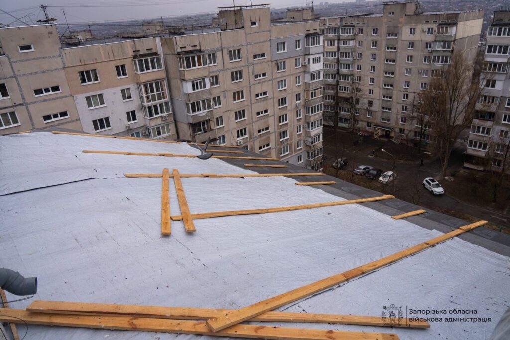 У Запоріжжі відновлюють дев’ятиповерхівку, пошкоджену під час удару російського ФАБ-500, - ФОТО, ВІДЕО