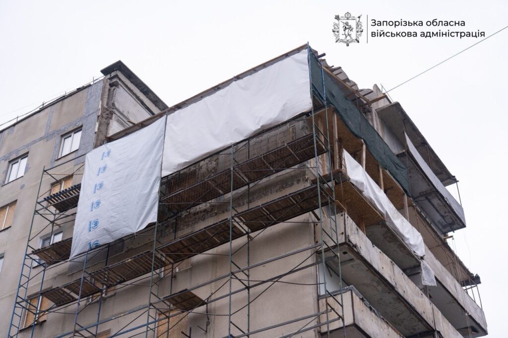 У Запоріжжі відновлюють дев’ятиповерхівку, пошкоджену під час удару російського ФАБ-500, - ФОТО, ВІДЕО