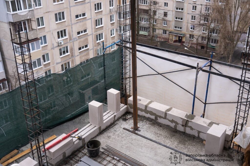 У Запоріжжі відновлюють дев’ятиповерхівку, пошкоджену під час удару російського ФАБ-500, - ФОТО, ВІДЕО