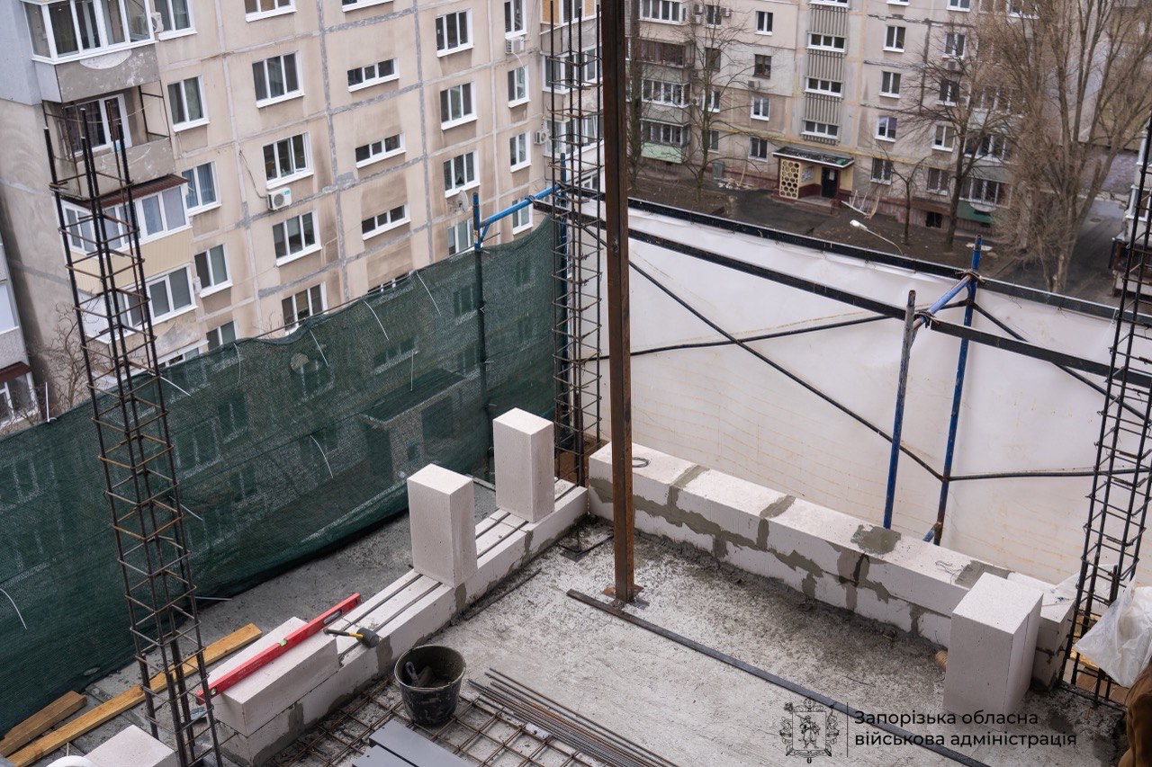 У Запоріжжі відновлюють дев’ятиповерхівку, пошкоджену під час удару російського ФАБ-500, - ФОТО, ВІДЕО