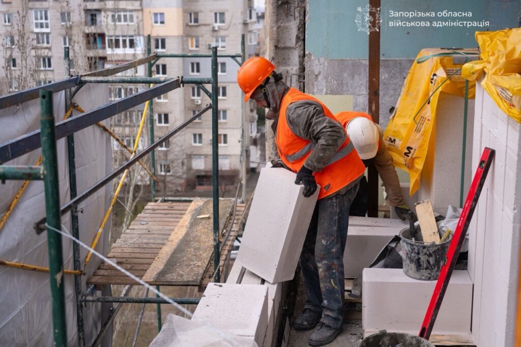У Запоріжжі відновлюють дев’ятиповерхівку, пошкоджену під час удару російського ФАБ-500, - ФОТО, ВІДЕО