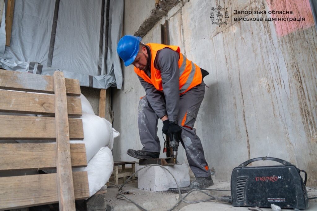 У Запоріжжі відновлюють дев’ятиповерхівку, пошкоджену під час удару російського ФАБ-500, - ФОТО, ВІДЕО