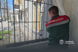 Вибито вікна, пошкоджено покрівлі та балкони: стало відомо, скільки будинків понівечено внаслідок російської атаки Запоріжжя 16 та 17 квітня