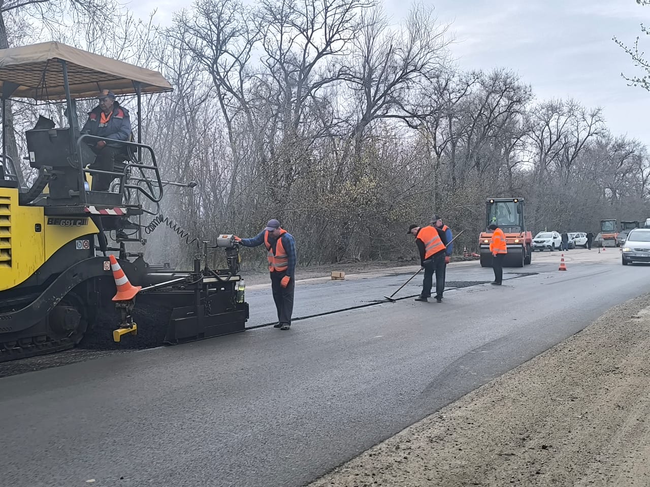 В Запорожской области идет ремонт дорог международного и национального значения, — ФОТО