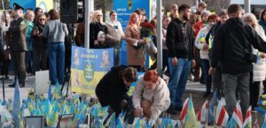 В Запорожье на Аллее памяти павших Героев установили 71 флажок в честь воинов стрелкового батальона, которые удержали позиции, — ФОТО, ВИДЕО