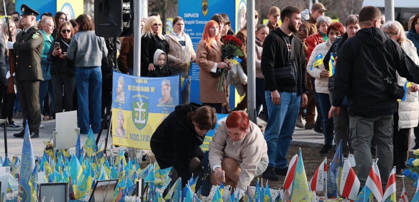 В Запорожье на Аллее памяти павших Героев установили 71 флажок в честь воинов стрелкового батальона, которые удержали позиции, — ФОТО, ВИДЕО