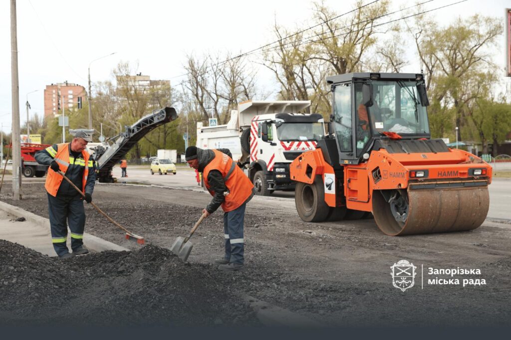 Роботи планують завершити на початку літа: на Набережній Запоріжжя облаштовують зупинки для громадського транспорту