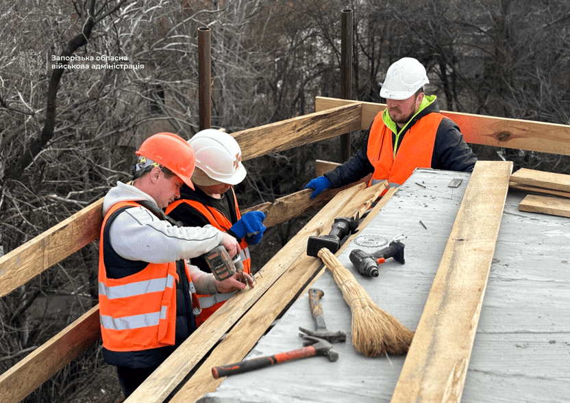 Планують завершити до кінця року: у центрі Запоріжжя відновлюють багатоповерхівку, пошкоджену російським ударом (ФОТО, ВІДЕО)