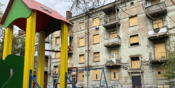 В Олександрівському районі Запоріжжя відновлюють дитячий майданчик, пошкоджений через російську атаку, — ФОТО