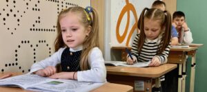 Рухливе навчання в укриттях: у Запоріжжі тестують динамічні парти, — ФОТО