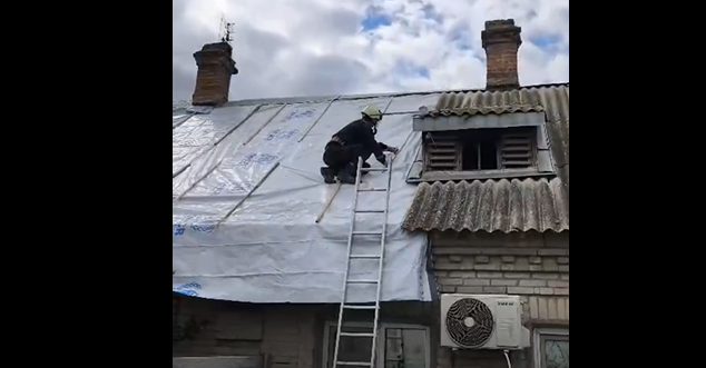 Закрывают окна и накрывают крыши: в Запорожье ликвидируют последствия ночной атаки, — ВИДЕО