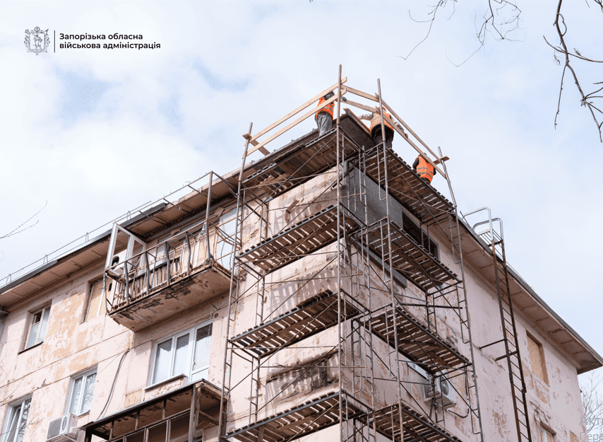 Планують завершити до кінця року: у центрі Запоріжжя відновлюють багатоповерхівку, пошкоджену російським ударом (ФОТО, ВІДЕО)