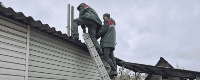 Через удар по Запоріжжю 20 квітня пошкодження отримали понад 100 будинків у двох районах міста: вікна продовжують закривати OSB