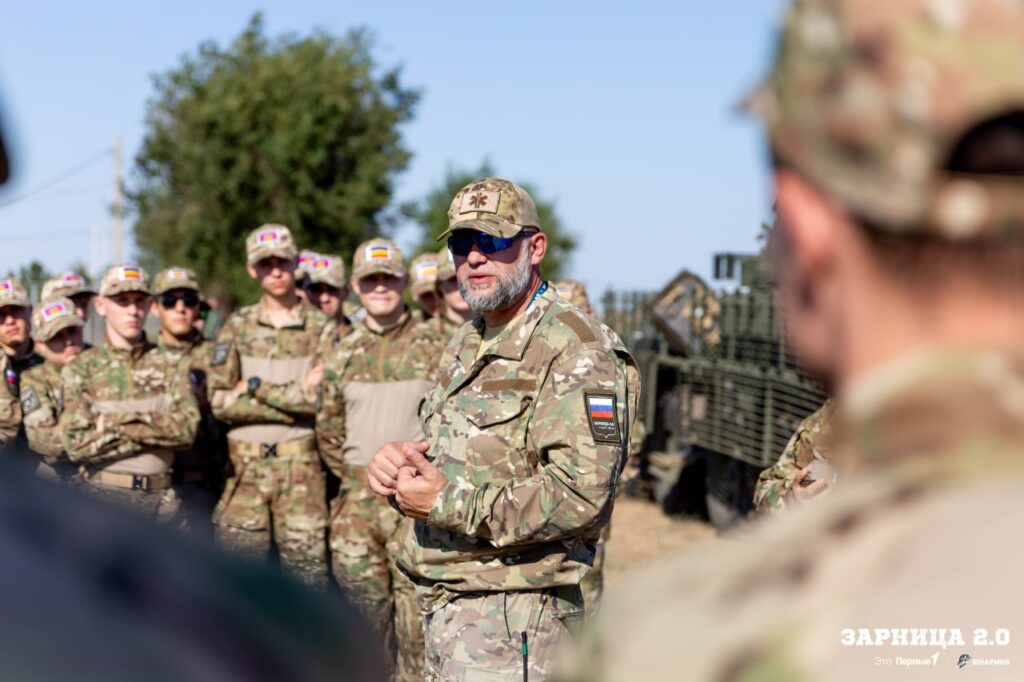 Російські військові та ветерани навчають українських дітей під час військово-патріотичної гри «Зірниця 2.0» на окупованій частині Запорізької області