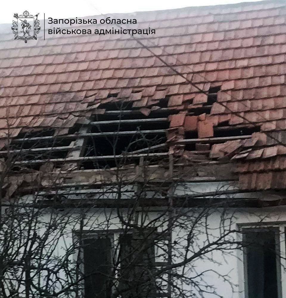 Ранены четыре человека: россияне нанесли по Запорожской области 975 ударов