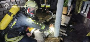 Вночі у Запоріжжі горів житловий будинок, в якому знаходилась родина: постраждала жінка, — ФОТО, ВІДЕО