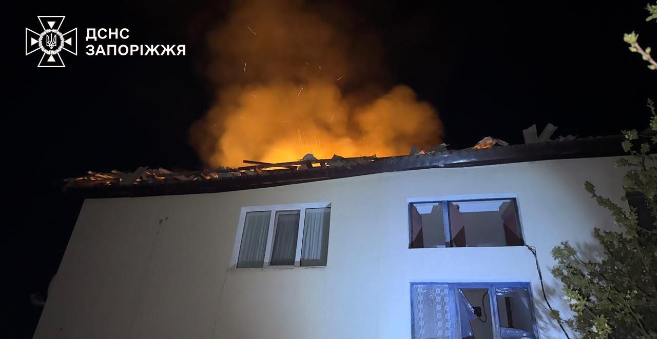 Залишки дрона на даху, причеп вантажівки та будинок: через російські обстріли у Запоріжжі та області сталися пожежі, — ФОТО