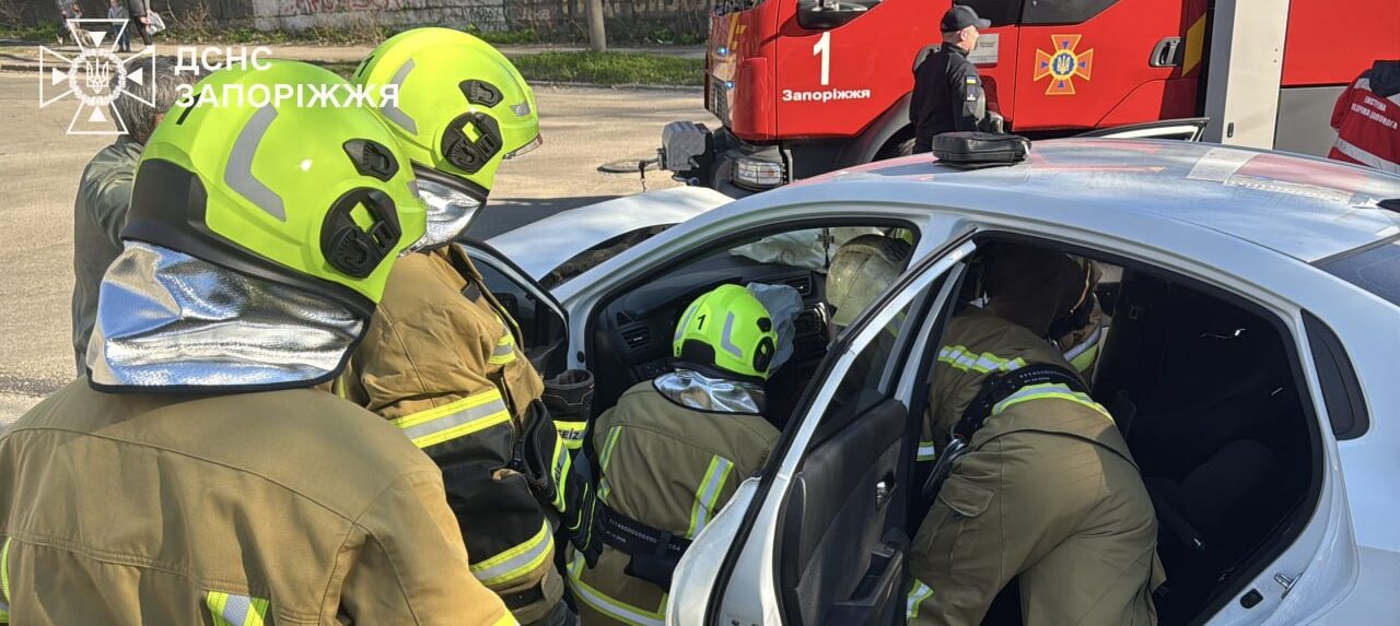 В Запорожье легковушка врезалась в дерево: пострадавшего водителя доставали из покореженного авто, — ФОТО, ВИДЕО
