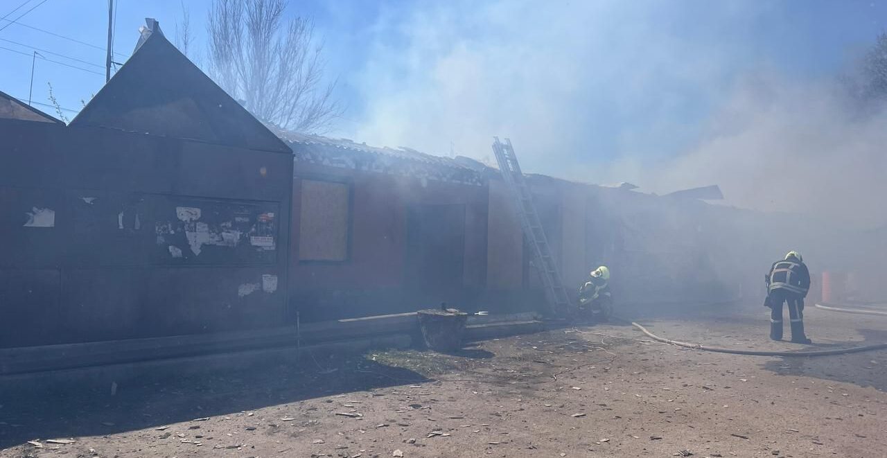 В Запорожской области полыхал продовольственный магазин: пострадали люди, — ФОТО
