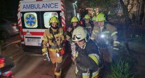Винесли у непритомному стані: вночі під час пожежі у запорізькій багатоповерхівці врятували двох людей, — ФОТО, ВІДЕО