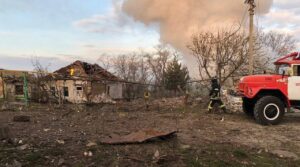Пожежа та розтрощені житлові будинки: рятувальники розповіли про наслідки смертельної атаки РФ на Балабине, — ФОТО