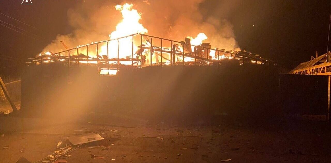 Палаюче та знищене відділення «Нової пошти», вогонь в будинку та авто: через удари РФ по передмістю Запоріжжя сталися пожежі, — ФОТО