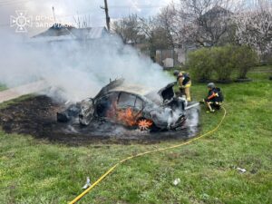 Горів склад та машина внаслідок російських ударів по Запорізькій області, — ФОТО