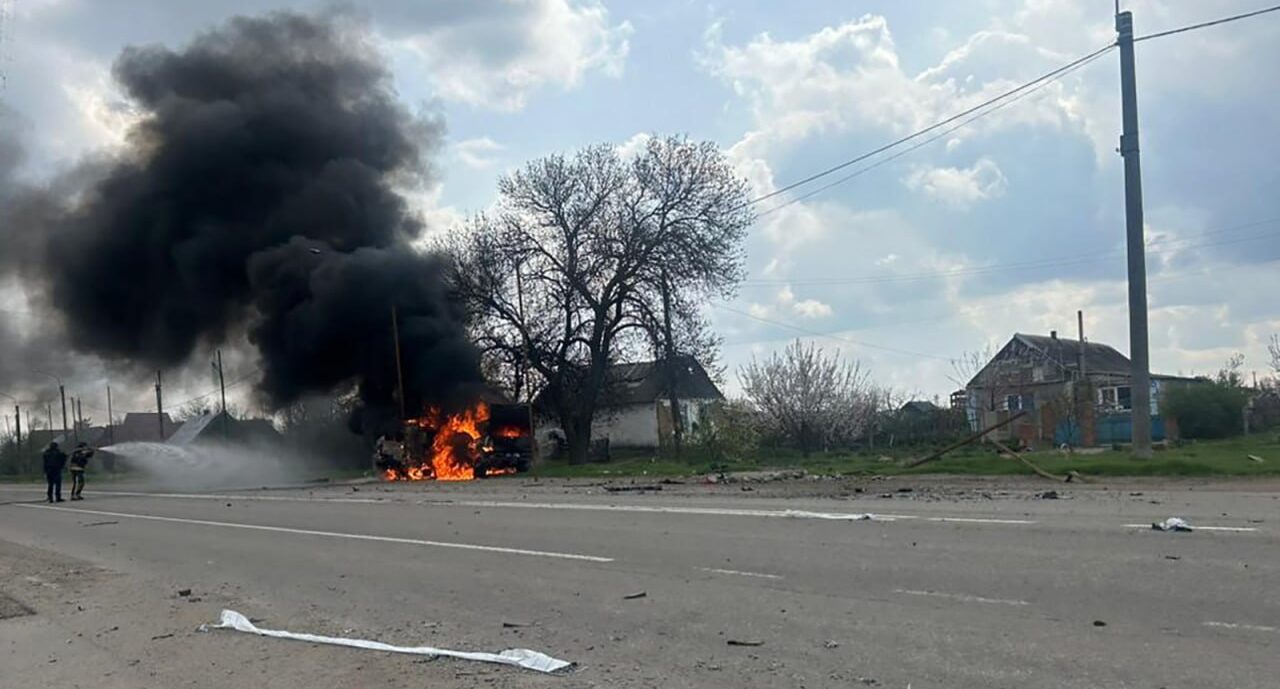 Ворог 10 квітня бив по Запорізькій області 756 разів: від дронових ударів по цивільних авто поранені троє чоловіків, — ФОТО