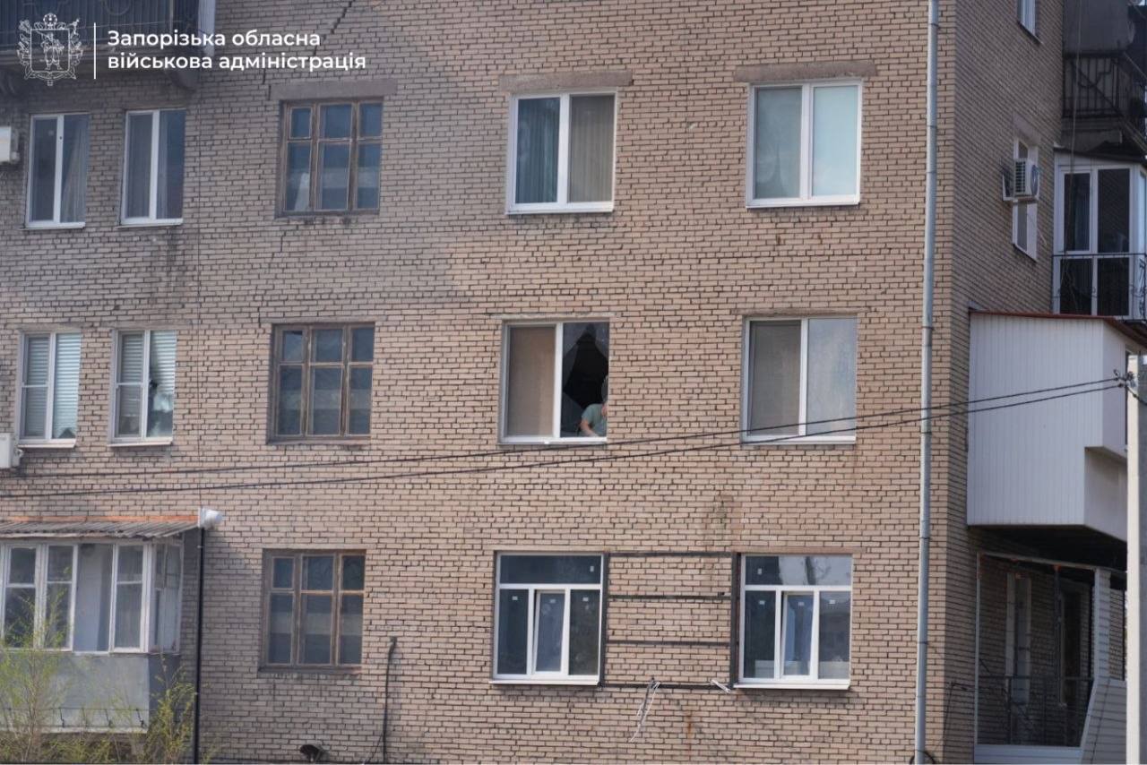 Пошкоджено балкони та покрівля: стало відомо скільки будинків пошкоджено внаслідок російського удару по Олександрівському району Запоріжжя