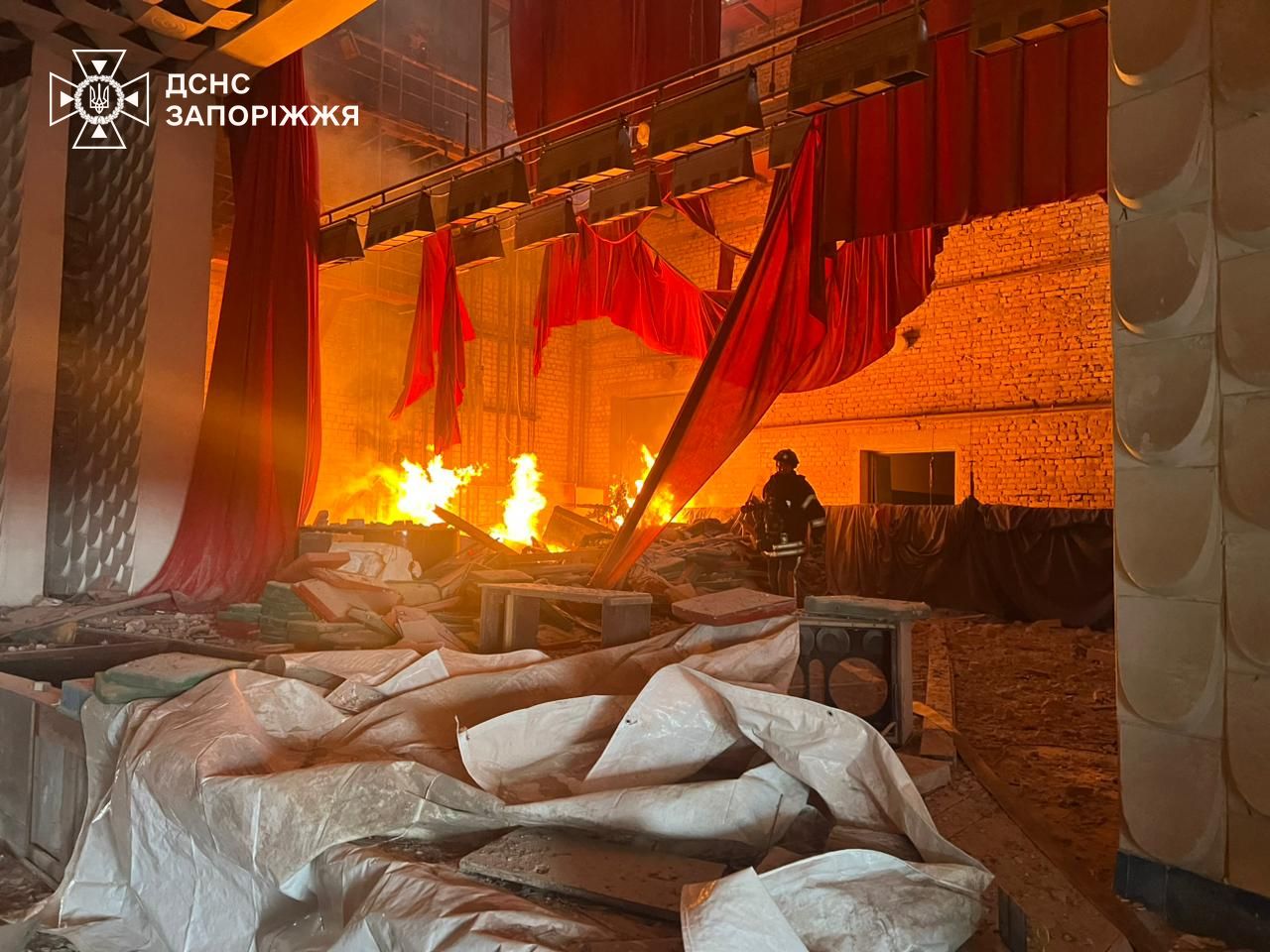 Горіли адмінбудівля та будинок культури через російські обстріли Запорізького району, — ФОТО