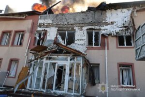 Зруйновано багатоповерхівки та пошкоджено машини: наслідки ворожих ударів по Запорізькій області 13 квітня, — ФОТО