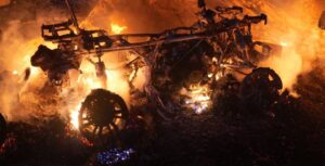 Російські війська вдарили по Запоріжжю: загинула жінка, палали кіоск та автівки, пошкоджено багатоповерхівки, — ФОТО, ВІДЕО