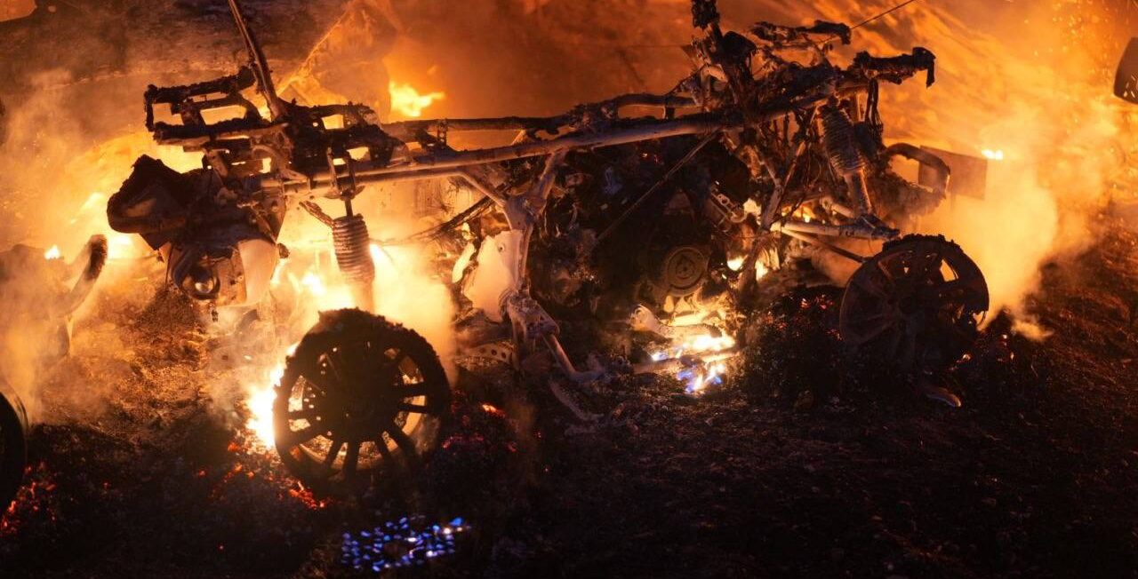 Российские войска ударили по Запорожью: погибла женщина, полыхали киоск и автомобили, повреждены многоэтажки, — ФОТО, ВИДЕО