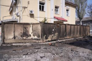 Ворог атакував Запоріжжя: пошкоджено зупинку та будинки, — ФОТО, ВІДЕО