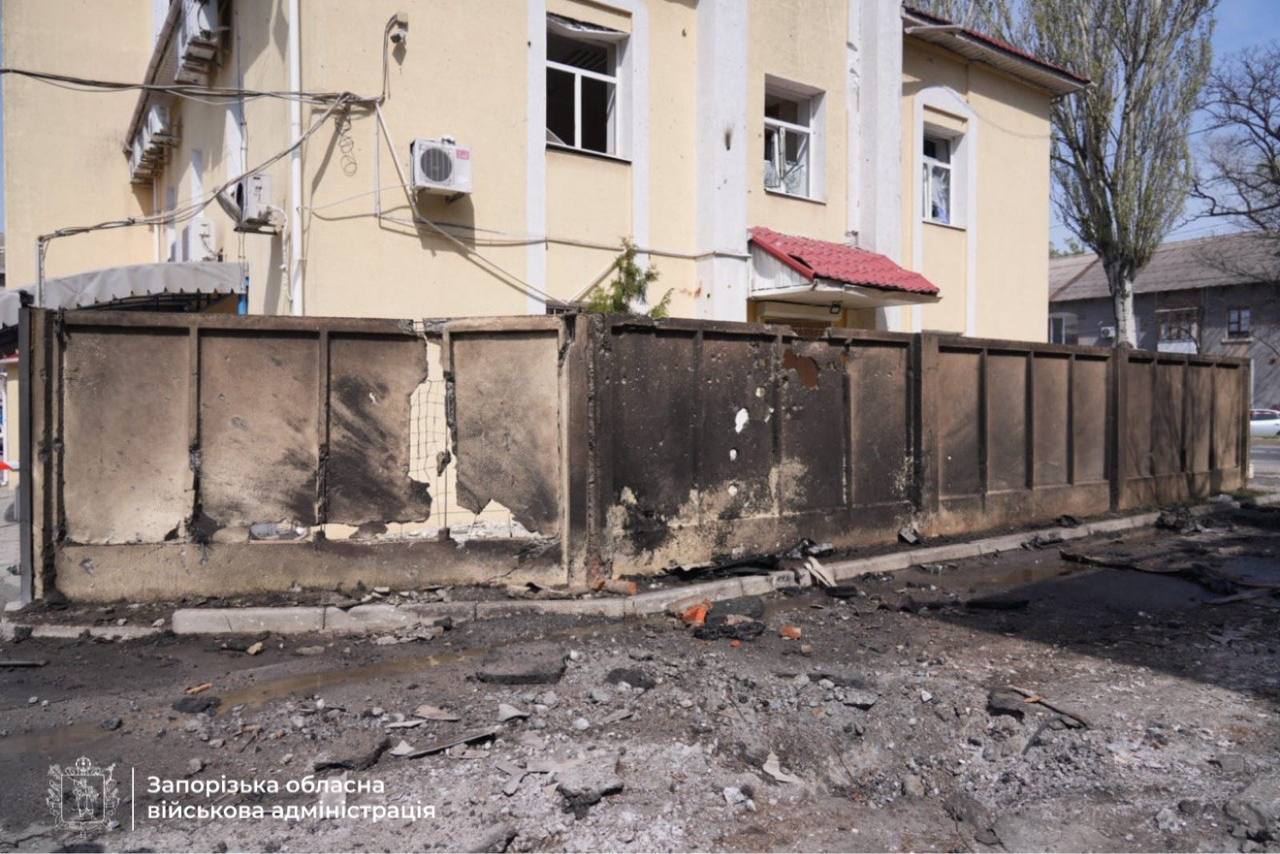 Враг атаковал Запорожье: повреждена остановка и дома, — ФОТО, ВИДЕО