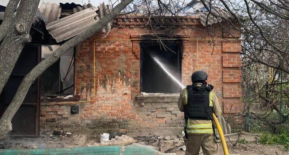 Через удари російських військ по Запорізькій області палали будинок та дерев’яні піддони, — ФОТО