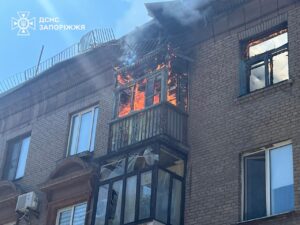 Палали адмінбудівля, будинок та авто через російський удар по Запоріжжю, — ФОТО