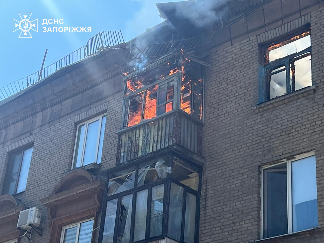 Палали адмінбудівля, будинок та авто через російський удар по Запоріжжю, — ФОТО