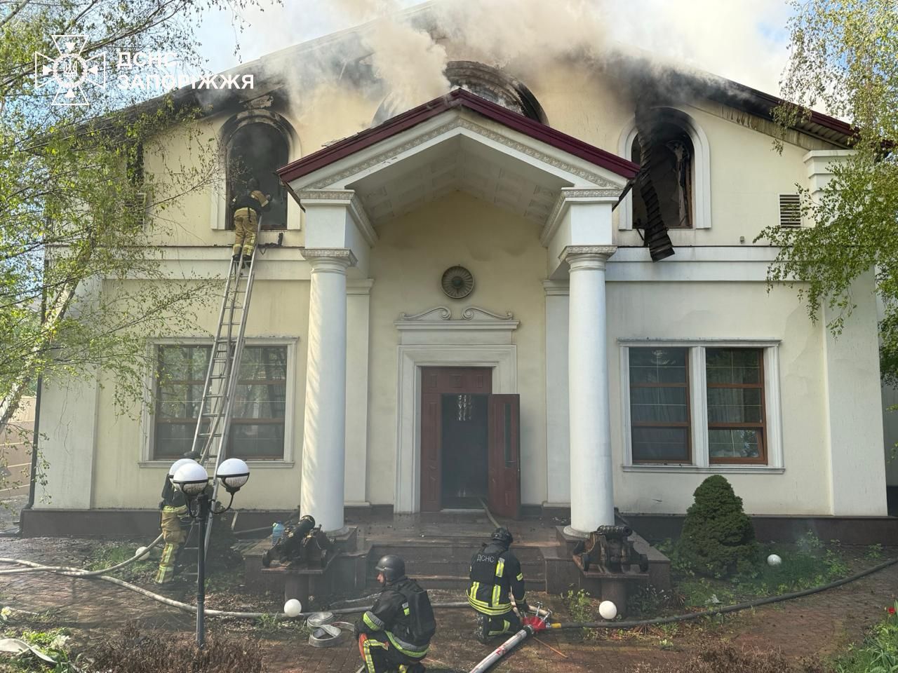 Пошкоджено будинки, виникли пожежі: ранковий наліт БпЛА на Запоріжжя 17 квітня розслідують як воєнний злочин