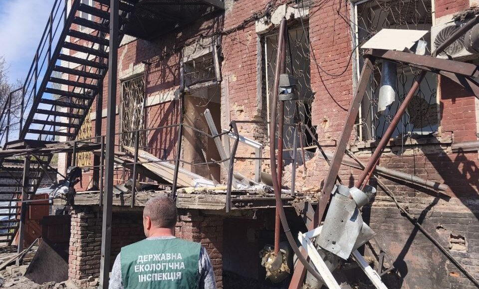 Російській обстріл Олександрівського району Запоріжжя 17 квітня: засмічено понад 300 м² території, — ФОТО