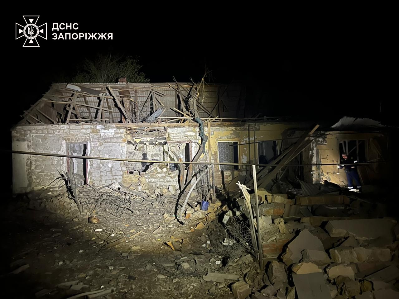 Через ворожі удари палав гараж та машина у Запорізькій області, — ФОТО