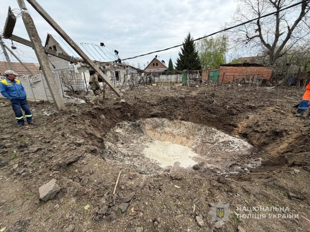 Пошкоджено багатоповерхівки та машини: наслідки російських ударів по Запорізькій області 18 квітня, — ФОТО