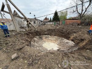 Пошкоджено багатоповерхівки та машини: наслідки російських ударів по Запорізькій області 18 квітня, — ФОТО