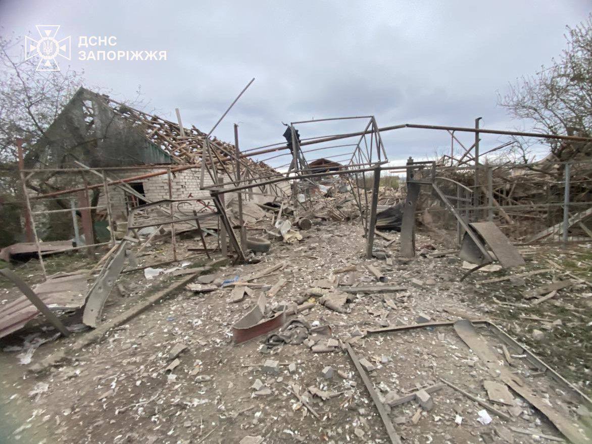 Одна людина загинула, ще троє - поранено внаслідок російського удару по передмістю Запоріжжя, — ФОТО