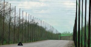 Встановлення металевої труби та сітки: як у Запорізькій області будують антидронові тунелі, — ФОТО, ВІДЕО