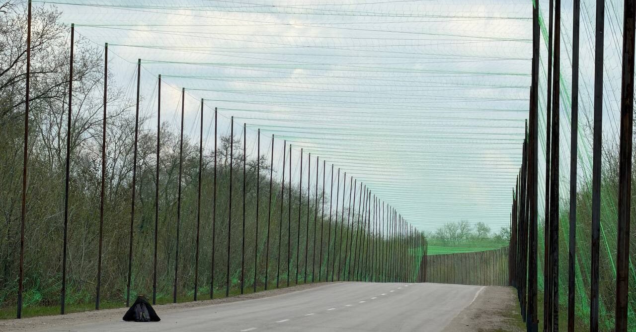 Встановлення металевої труби та сітки: як у Запорізькій області будують антидронові тунелі, — ФОТО, ВІДЕО