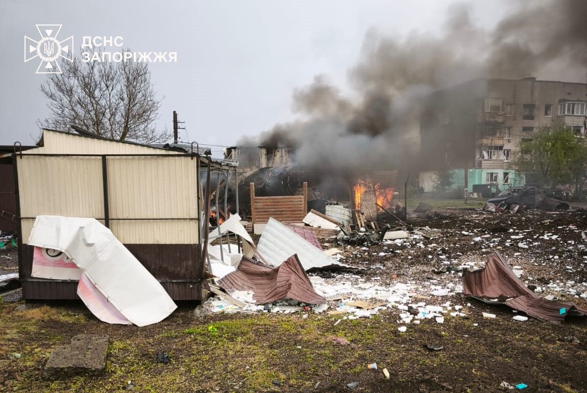 Поранено сім людей: росіяни завдали шість авіаударів по селищу в Запорізькому районі, — ФОТО