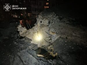 Палали будинки та машина внаслідок російської атаки Запорізького району