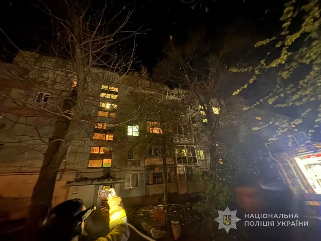 Скерували БпЛА по багатоповерхівці: наслідки ворожих ударів по Запорізькій області 21 квітня, — ФОТО