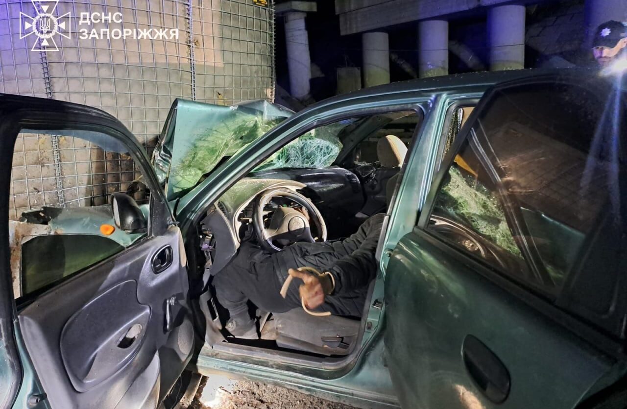 У Запоріжжі «Ланос» в'їхав у бетонну опору: постраждалого водія діставали з понівеченої автівка, — ФОТО